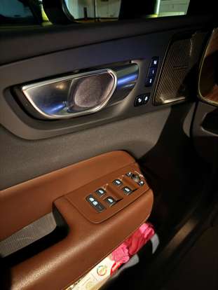 VOLVO-XC60-2023