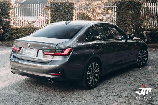 BMW-320i-2022