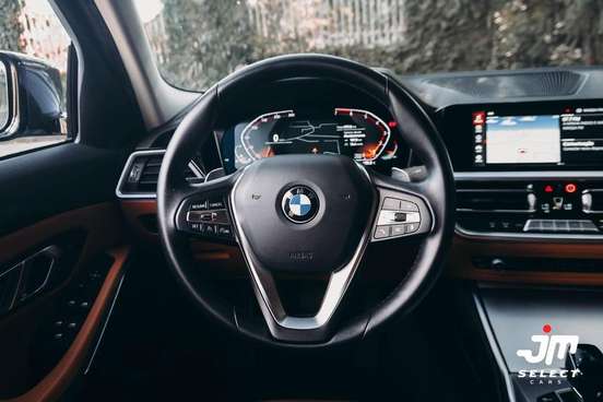 BMW-320i-2022