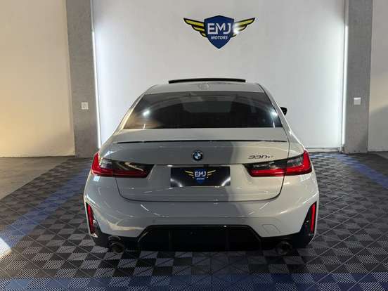 BMW-330e-2023