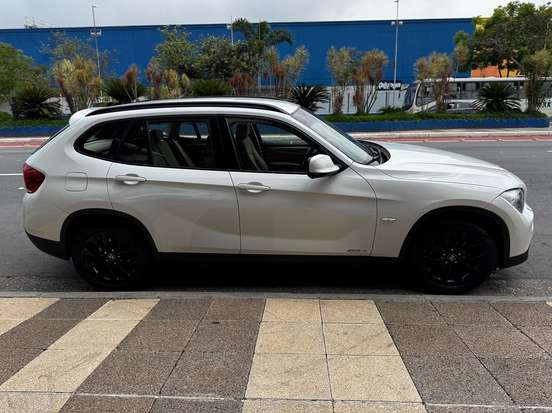 BMW-X1-2011