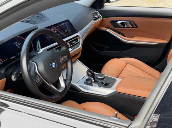 BMW-320i-2022