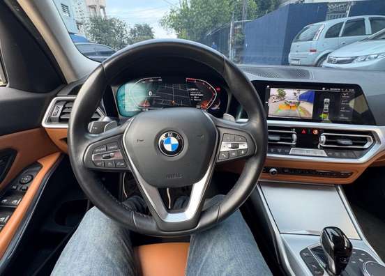 BMW-320i-2022