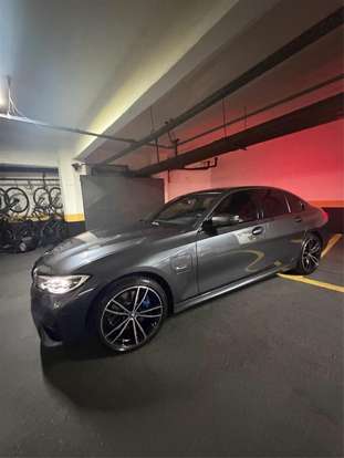 BMW-330e-2022