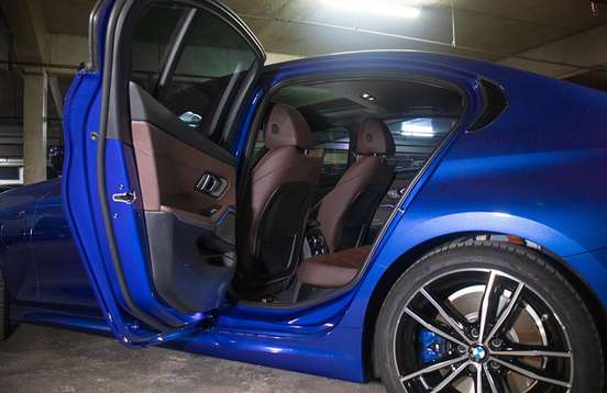 BMW-330e-2022