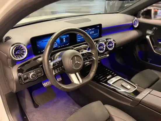 MERCEDES-BENZ-A 200-2023