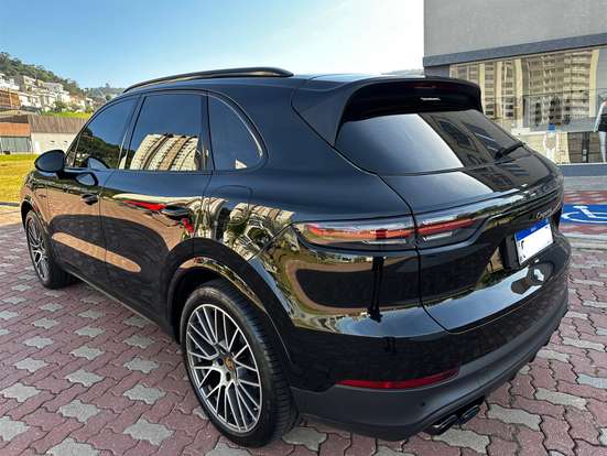 PORSCHE-CAYENNE-2022