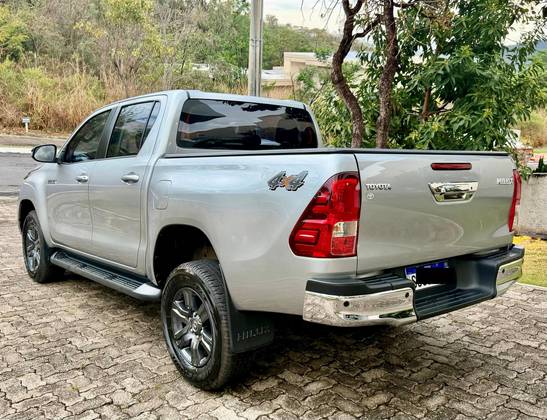TOYOTA HILUX 2.8 D-4D TURBO DIESEL CD SR 4X4 AUTOMÁTICO