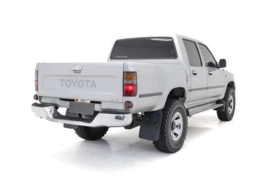 TOYOTA-HILUX-2002
