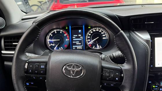 TOYOTA HILUX SW4 2.8 D-4D TURBO DIESEL SRX 7L 4X4 AUTOMÁTICO