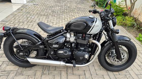 TRIUMPH BONNEVILLE BOBBER 1200 