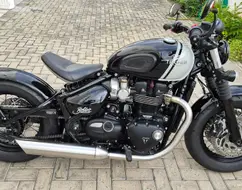 TRIUMPH BONNEVILLE BOBBER 1200 TRIUMPH BONNEVILLE BOBBER 1200