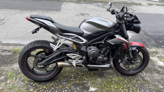 TRIUMPH STREET TRIPLE 765 RS 
