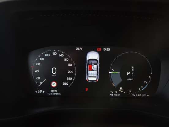 VOLVO-XC40-2021