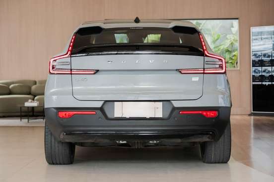 VOLVO-C40-2023
