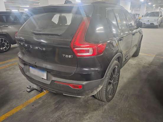 VOLVO-XC40-2018