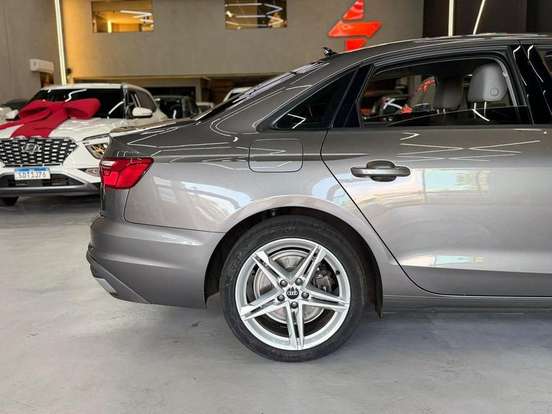 AUDI-A4-2020