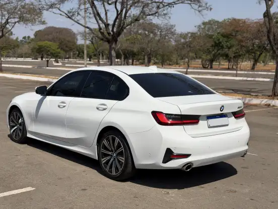 BMW-320i-2022
