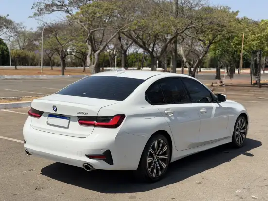 BMW-320i-2022