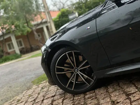 BMW-320i-2023