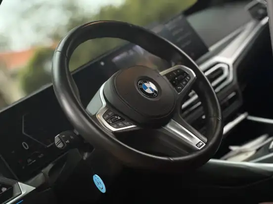 BMW-320i-2023