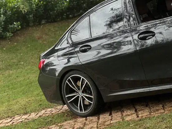 BMW-320i-2023
