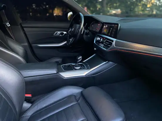 BMW-320i-2021