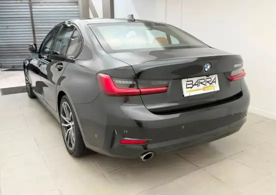 BMW-320i-2021