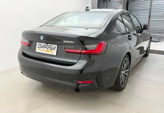 BMW-320i-2021
