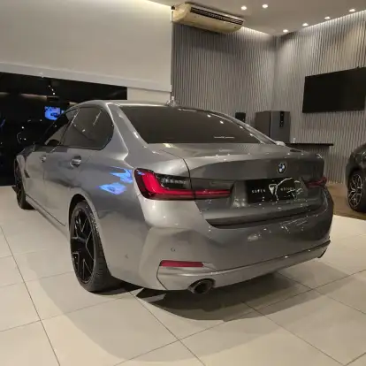 BMW-320i-2023