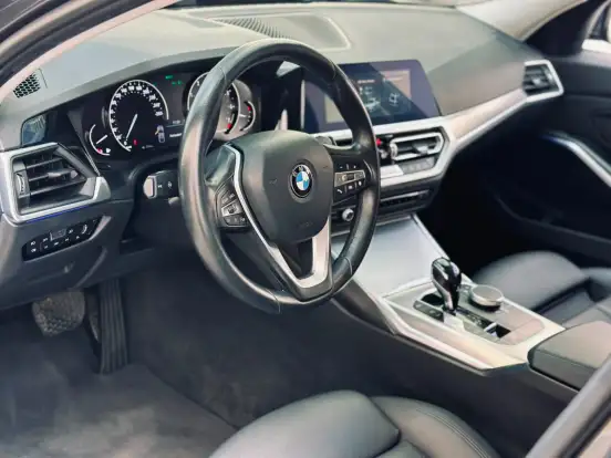 BMW-320i-2019