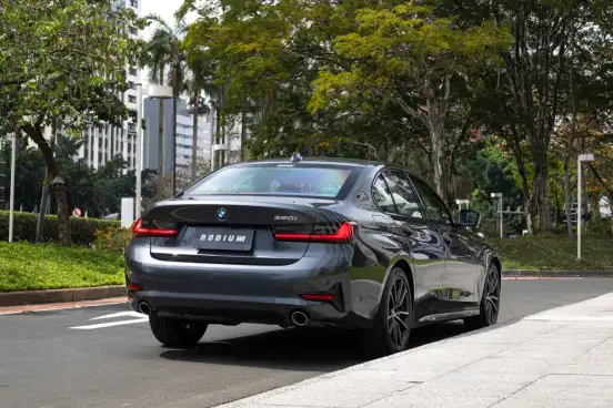 BMW-320i-2019