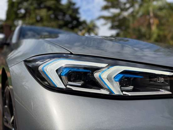 BMW-320i-2023