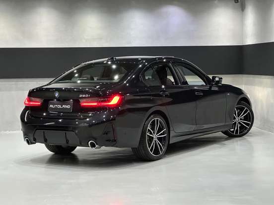 BMW-320i-2023