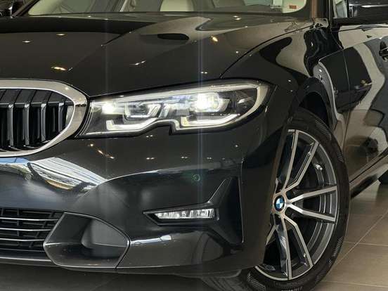 BMW-320i-2021