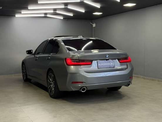 BMW-320i-2022