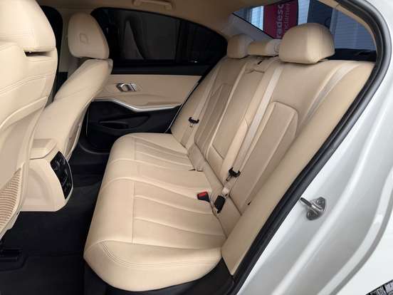 BMW-320i-2019