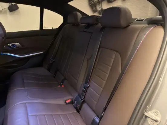 BMW-330e-2024