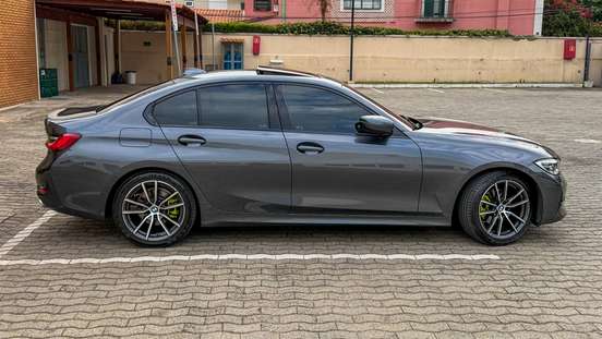 BMW-320i-2021