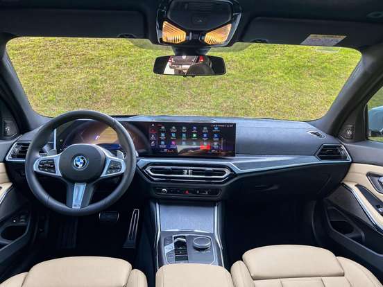 BMW-330e-2022