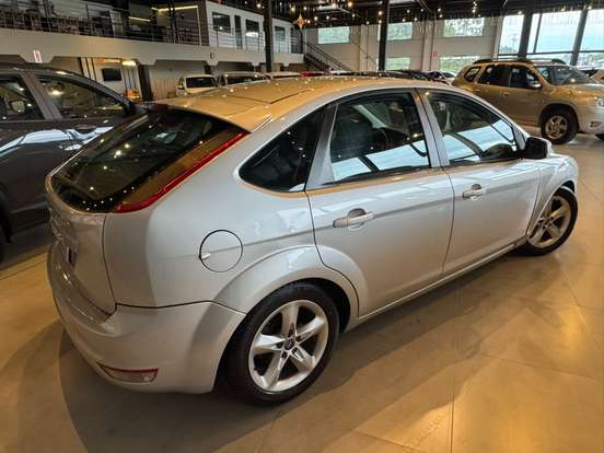 FORD-FOCUS-2010