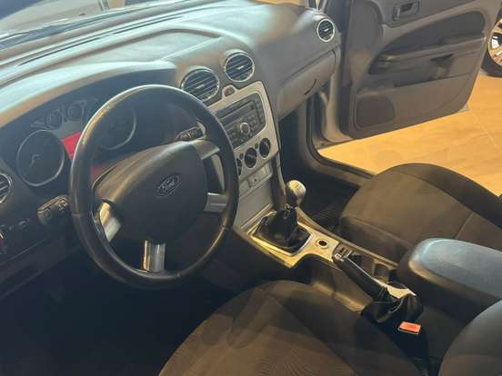 FORD-FOCUS-2010