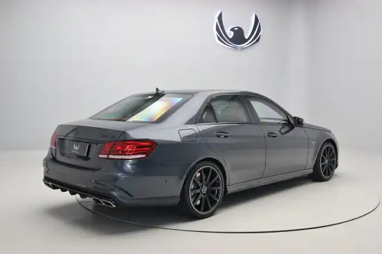 MERCEDES-BENZ-E 63 AMG-5.5 V8 32V BI-TURBO GASOLINA 4P AUTOMÁTICO MERCEDES-BENZ-E 63 AMG-2013