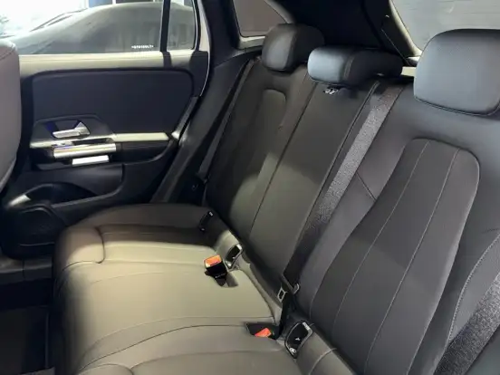 MERCEDES-BENZ-GLA 200-2025