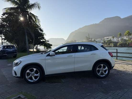 MERCEDES-BENZ-GLA 200-2018