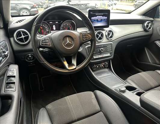 MERCEDES-BENZ-GLA 200-2019