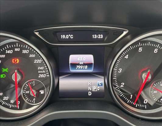 MERCEDES-BENZ-GLA 200-2019