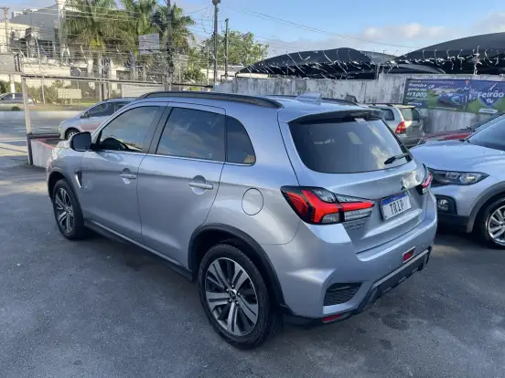 MITSUBISHI-OUTLANDER-2021