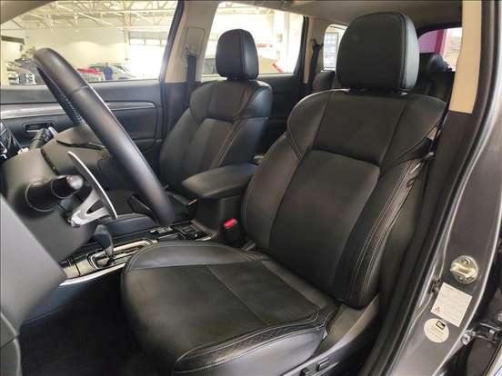 MITSUBISHI-OUTLANDER-2021