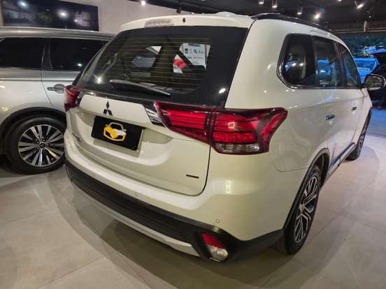 MITSUBISHI-OUTLANDER-2.2 4X4 16V DIESEL 4P AUTOMÁTICO MITSUBISHI-OUTLANDER-2015